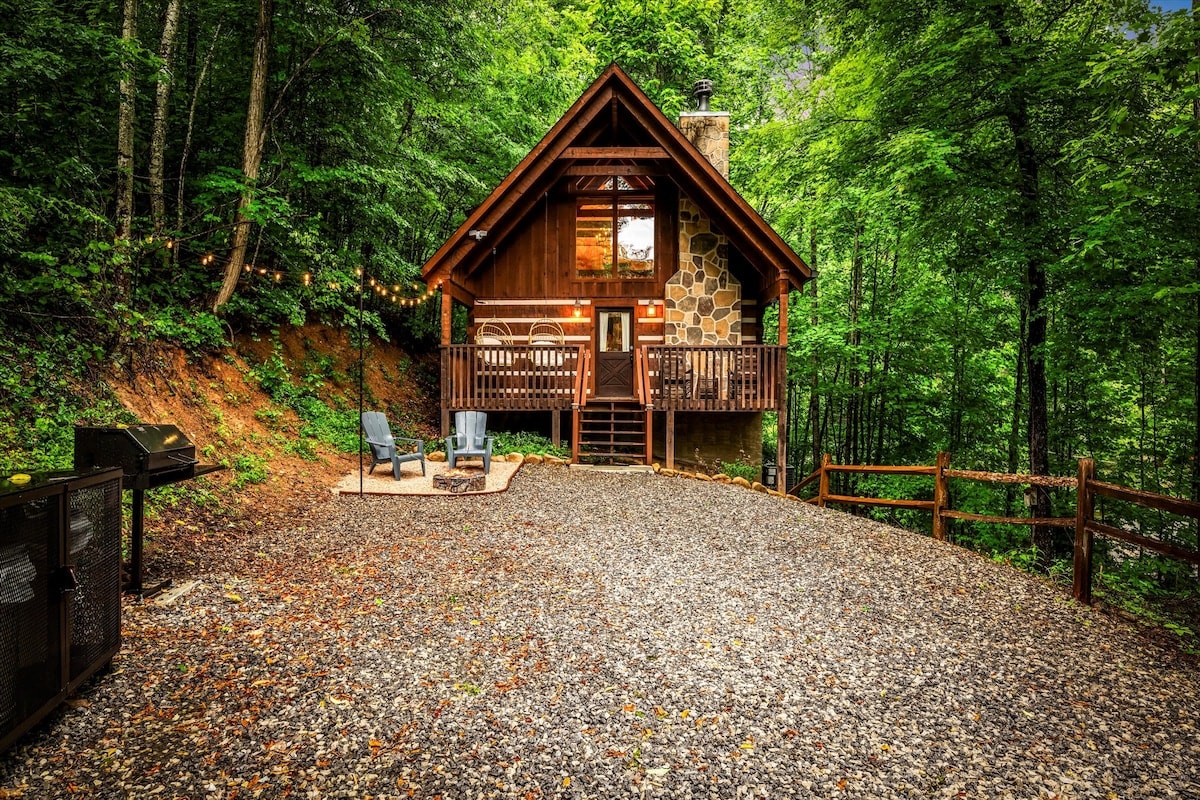 Htub, king bed, projector, firepit