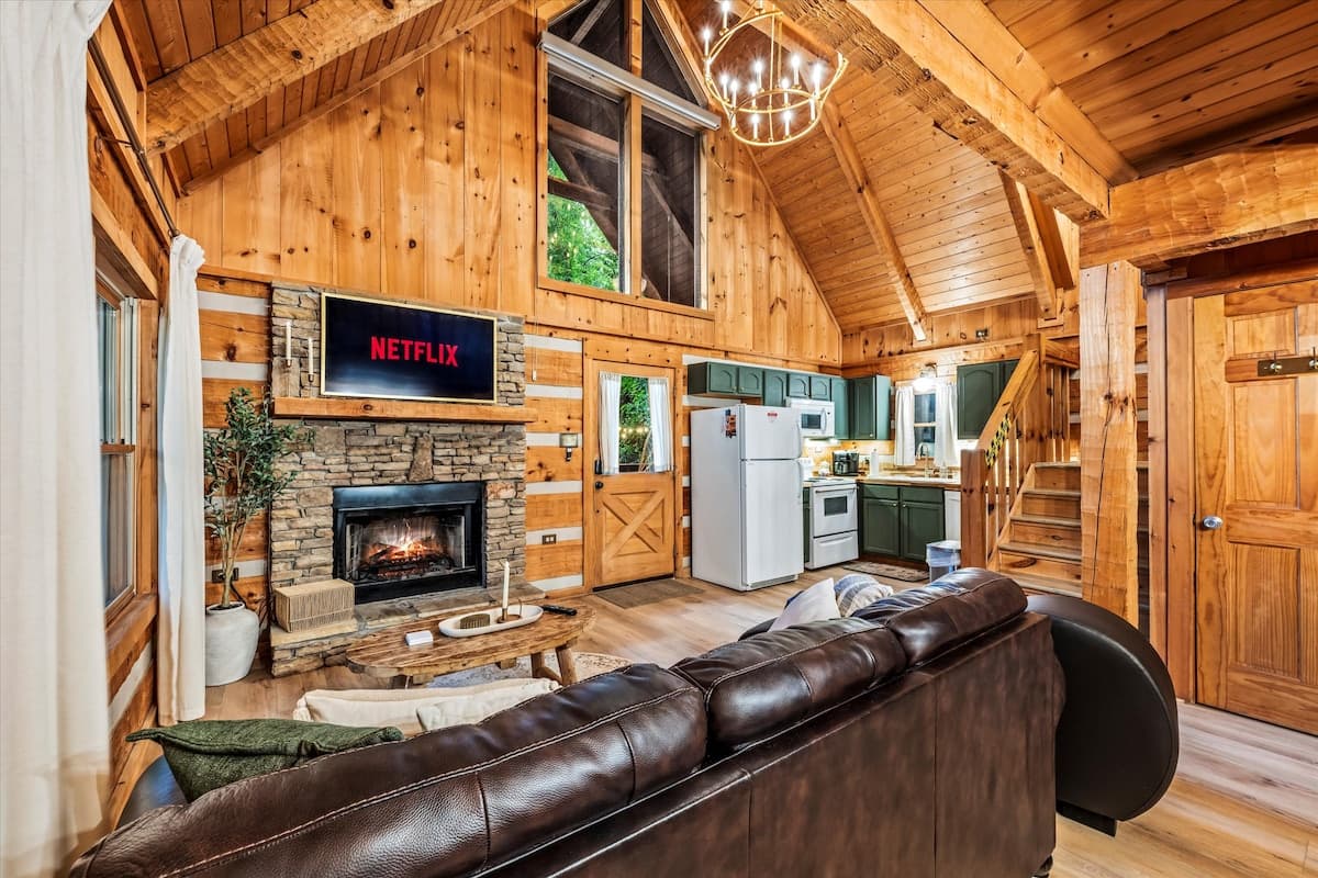 Secluded cabin! Htub, king bed, projector, firepit